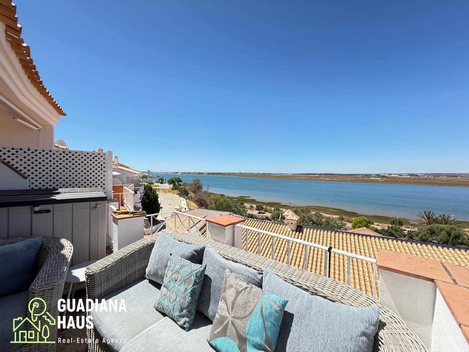 2 slaapkamer Rijtjeshuis te koop in Ayamonte met zwembad garage - € 325.000 (Ref: 10078544)