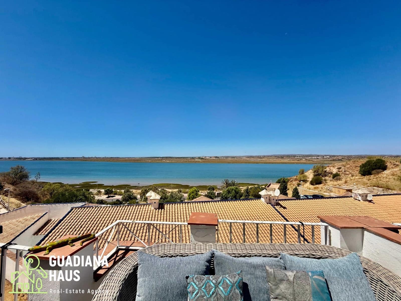 2 slaapkamer Rijtjeshuis te koop in Ayamonte met zwembad garage - € 325.000 (Ref: 10078544)