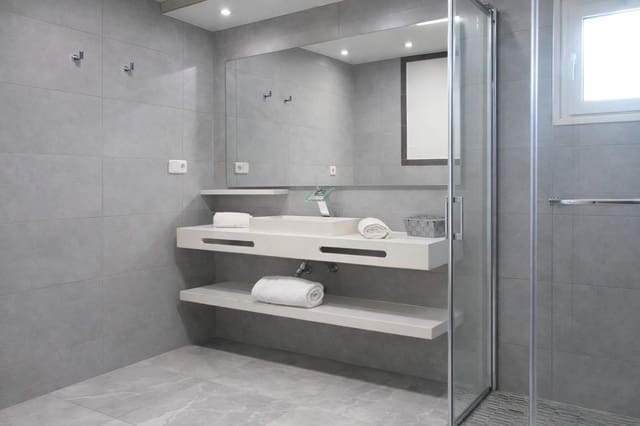 3 sypialnia Penthouse na sprzedaż w Marbella z basenem garażem - 1 095 000 € (Ref: 9991515)