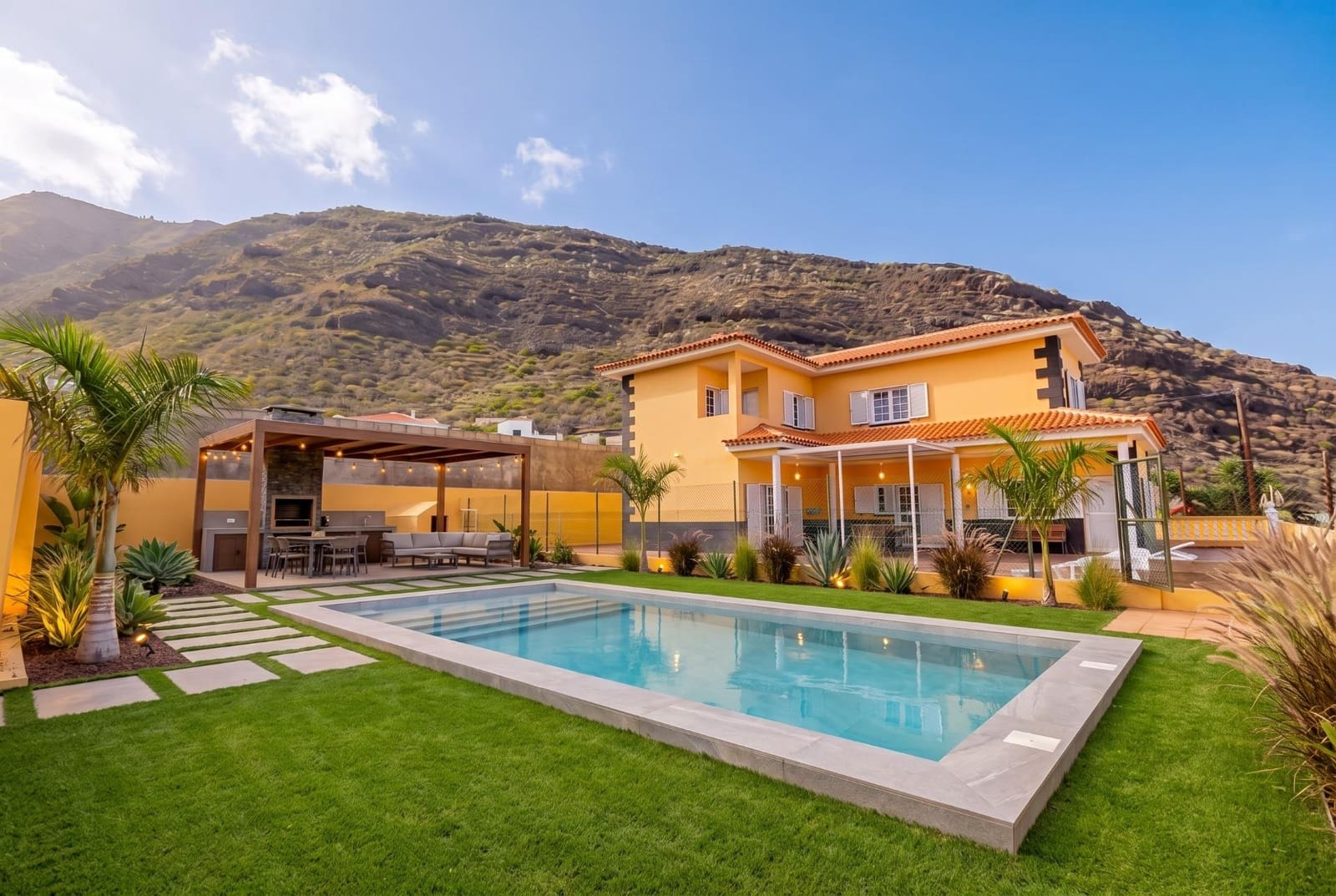 5 Zimmer Villa zu verkaufen in Araya mit Garage - 982.000 € (Ref: 10013452)