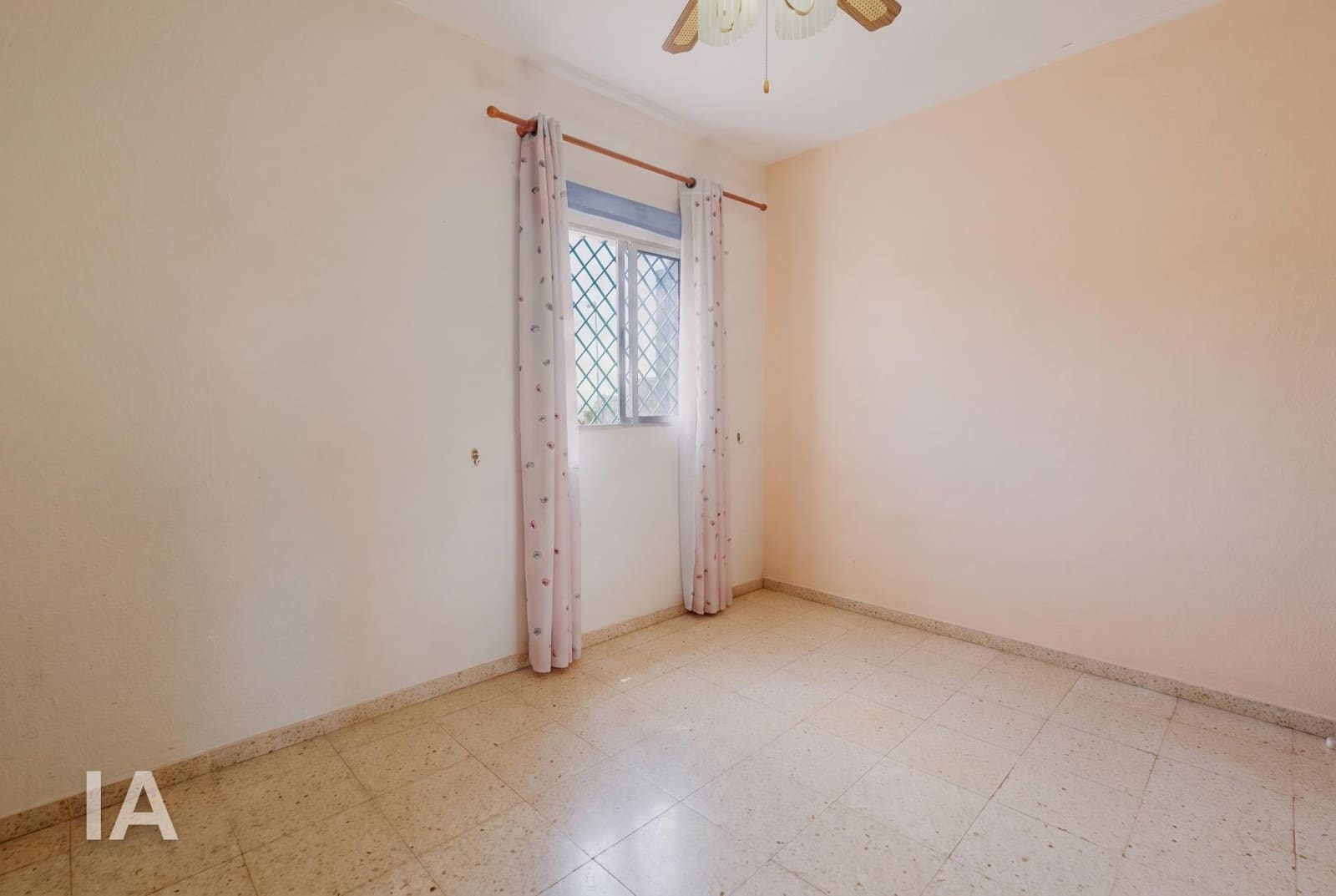 4 slaapkamer Halfvrijstaande villa te koop in Santa Cruz de Tenerife - € 239.000 (Ref: 10133430)