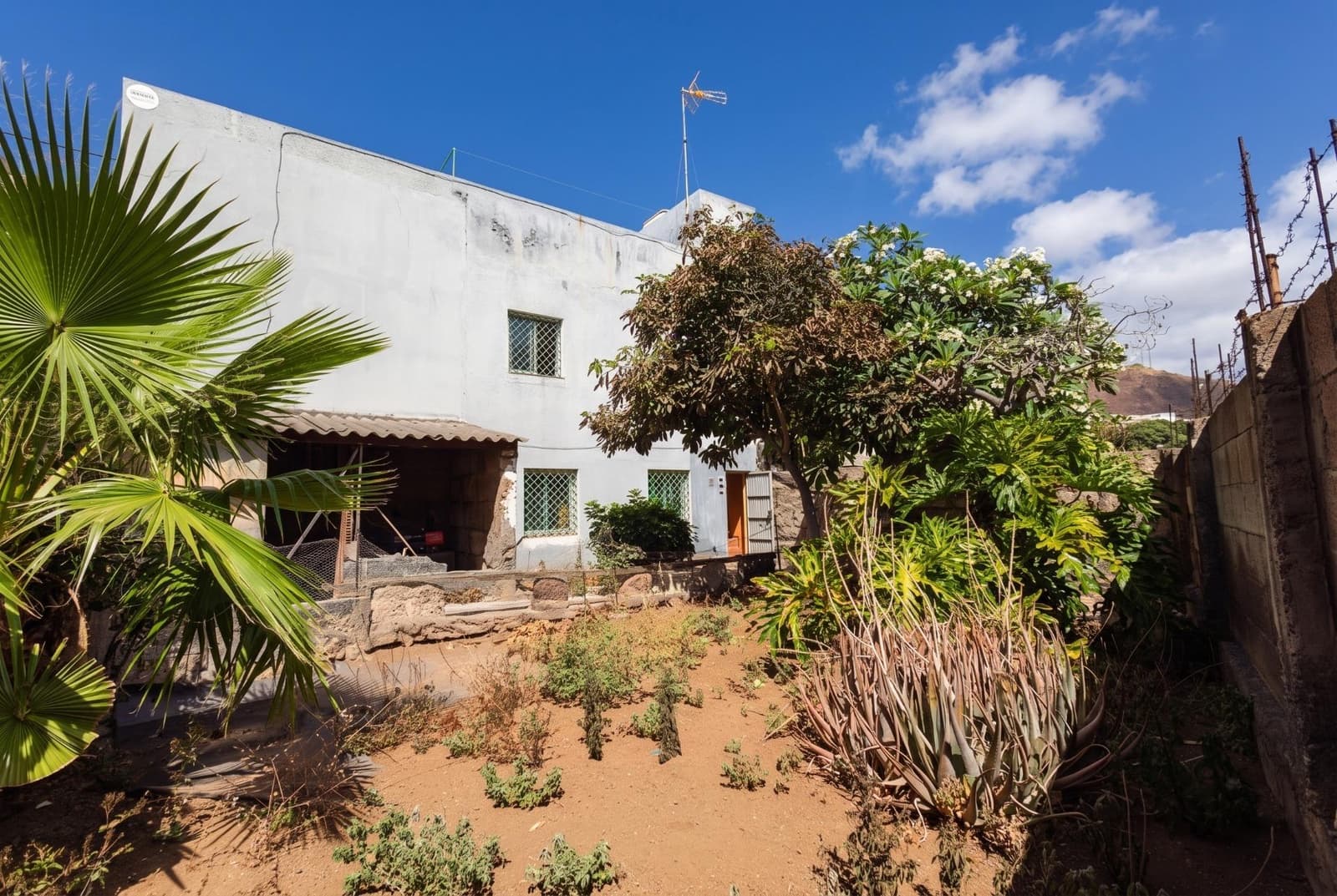 4 slaapkamer Halfvrijstaande villa te koop in Santa Cruz de Tenerife - € 239.000 (Ref: 10133430)