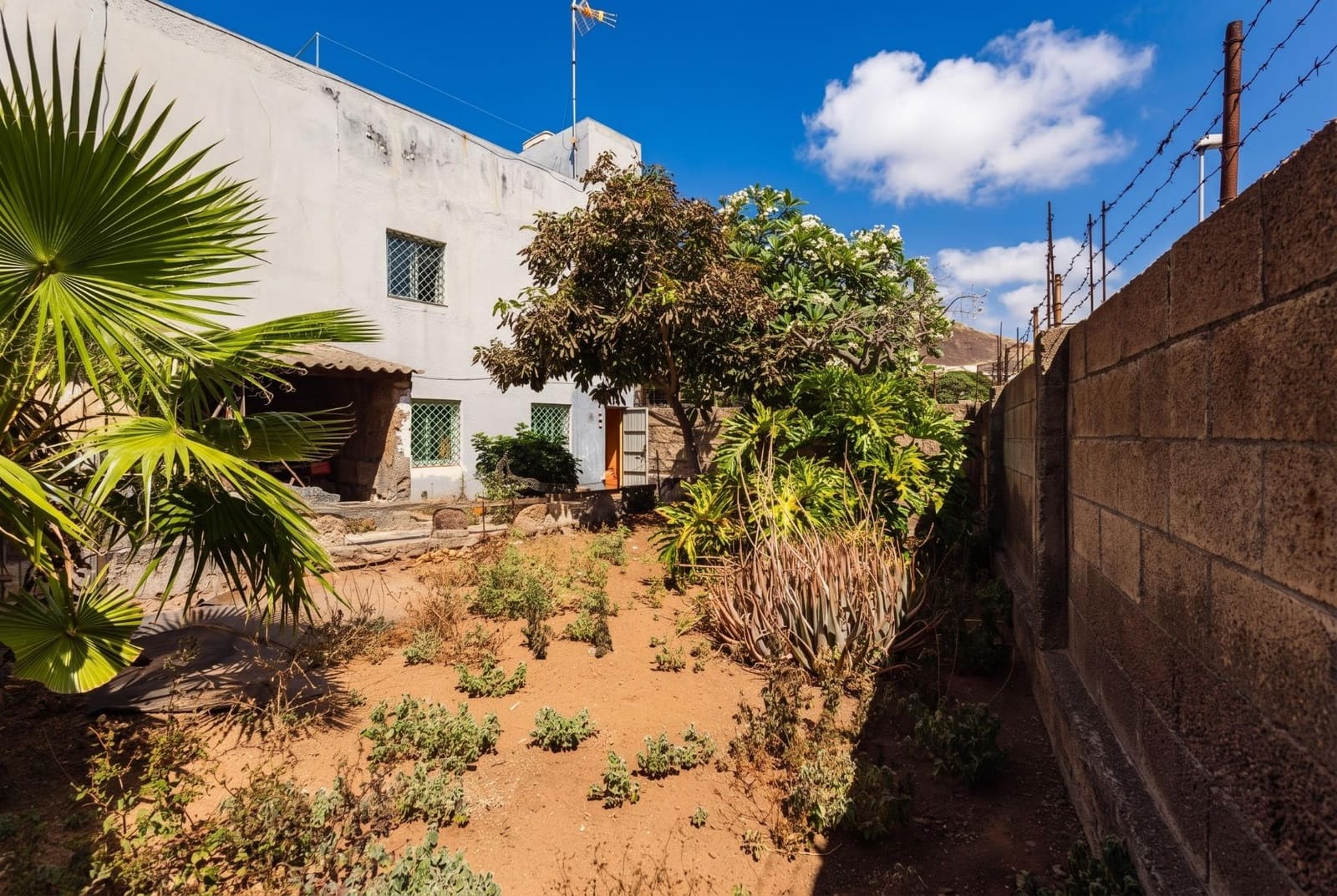 4 slaapkamer Halfvrijstaande villa te koop in Santa Cruz de Tenerife - € 239.000 (Ref: 10133430)