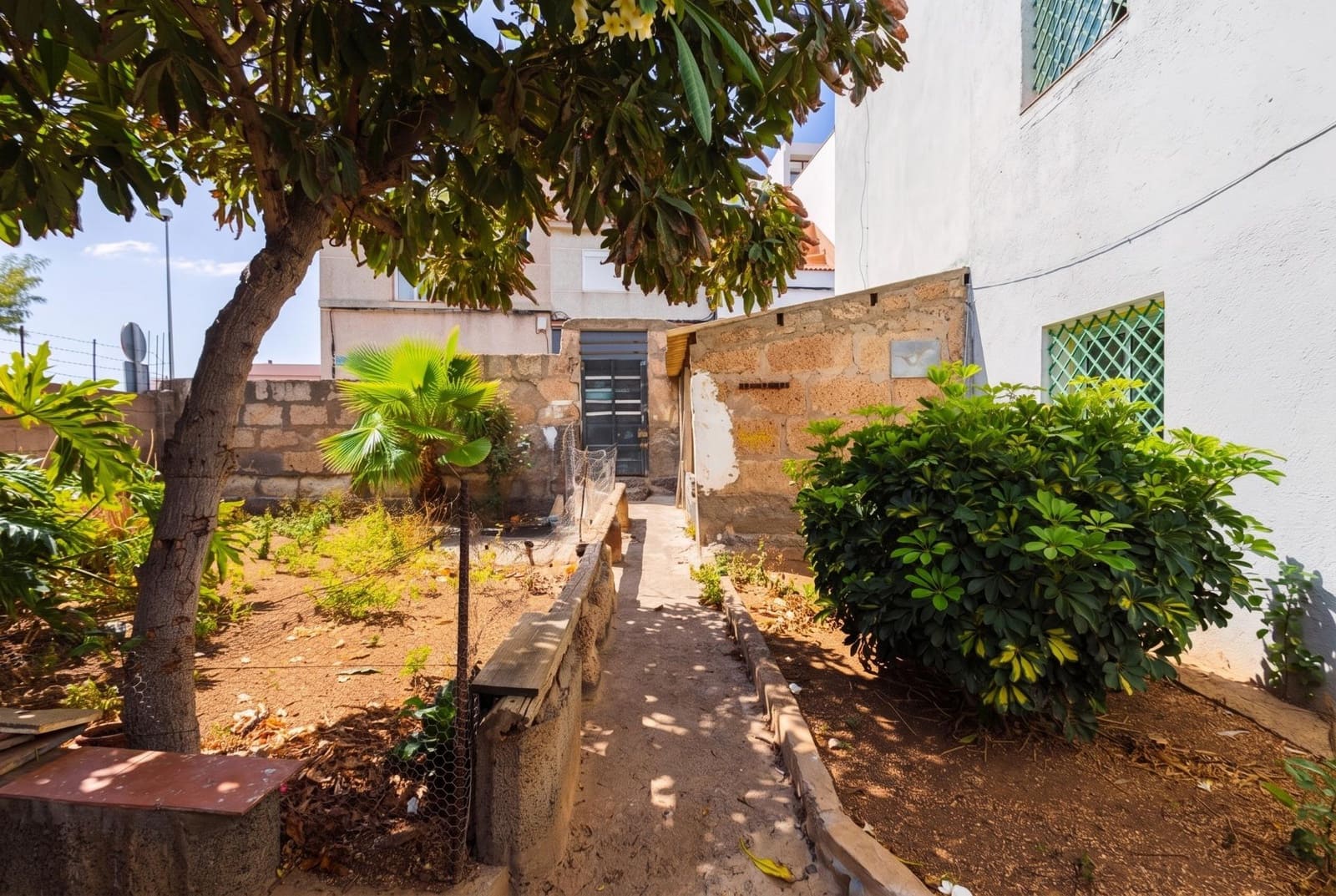 4 slaapkamer Halfvrijstaande villa te koop in Santa Cruz de Tenerife - € 239.000 (Ref: 10133430)