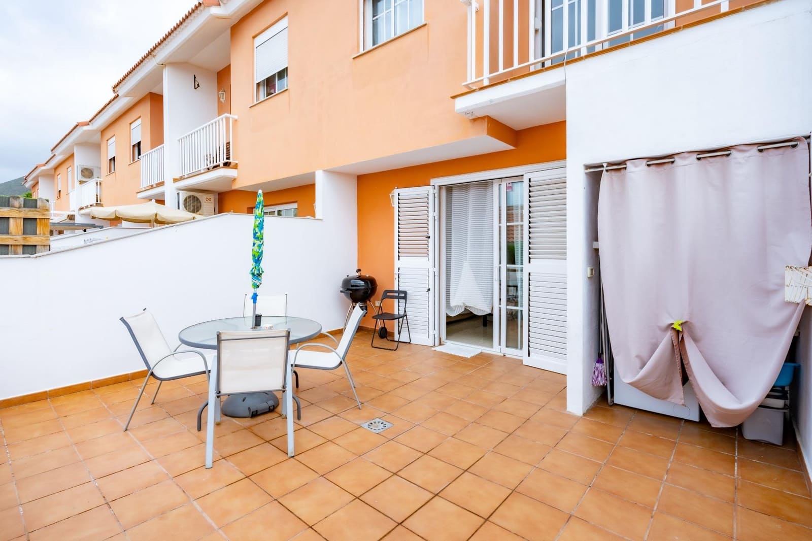 3 soverom Rekkehus til salgs i San Isidro de Abona med garasje - € 344 000 (Ref: 9975787)