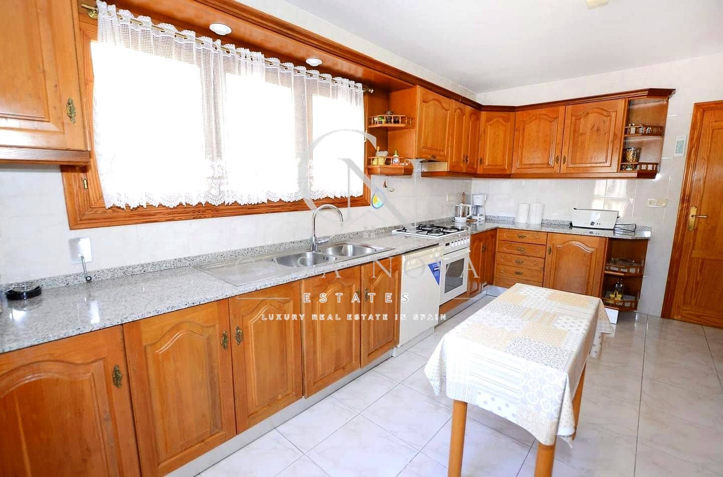 7 bedroom Villa for sale in Calpe / Calp with garage - € 850,000 (Ref: 10008099)
