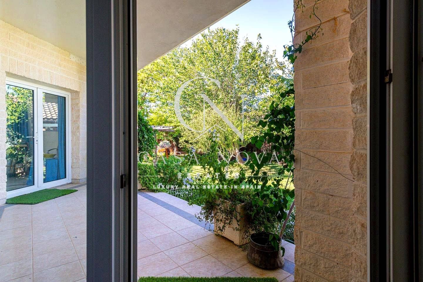 5 bedroom Villa for sale in La Pobla de Vallbona with pool garage - € 925,000 (Ref: 10034581)