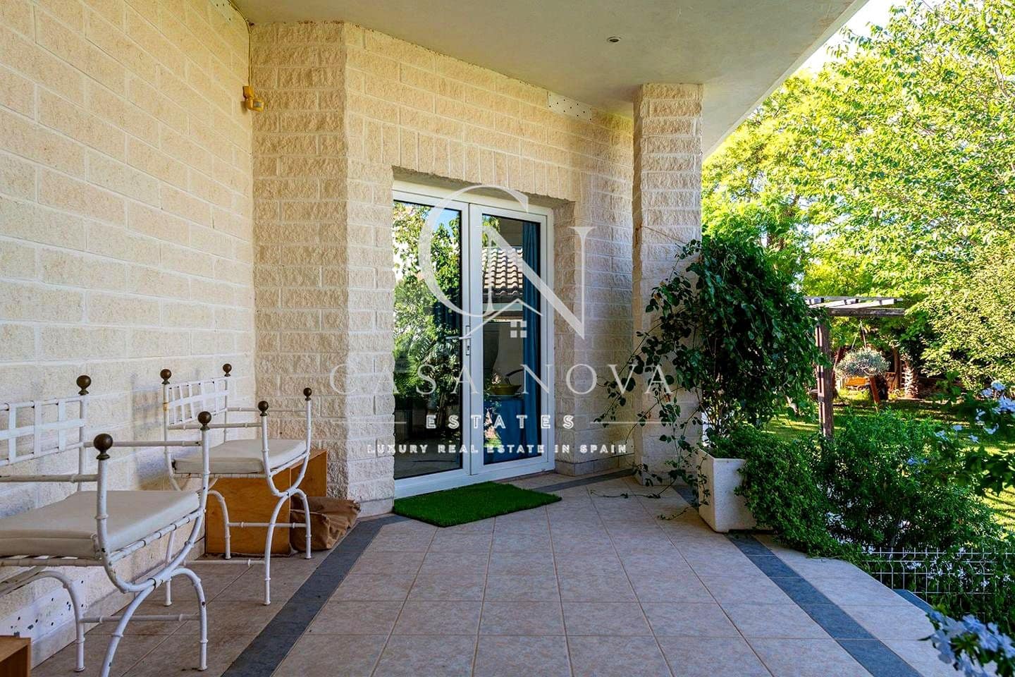 5 bedroom Villa for sale in La Pobla de Vallbona with pool garage - € 925,000 (Ref: 10034581)