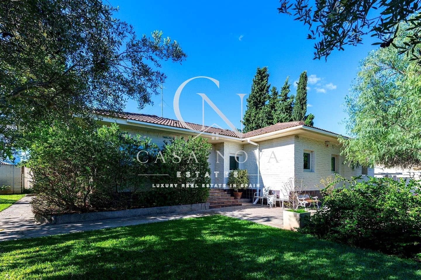 5 bedroom Villa for sale in La Pobla de Vallbona with pool garage - € 925,000 (Ref: 10034581)