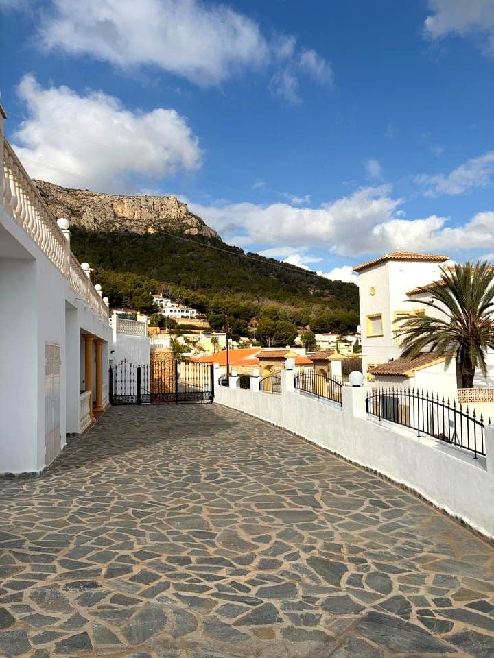 4 bedroom Villa for sale in Calpe / Calp - € 690,000 (Ref: 10037650)