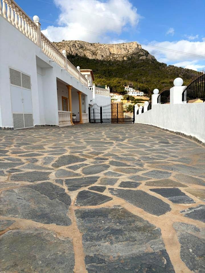 4 bedroom Villa for sale in Calpe / Calp - € 690,000 (Ref: 10037650)
