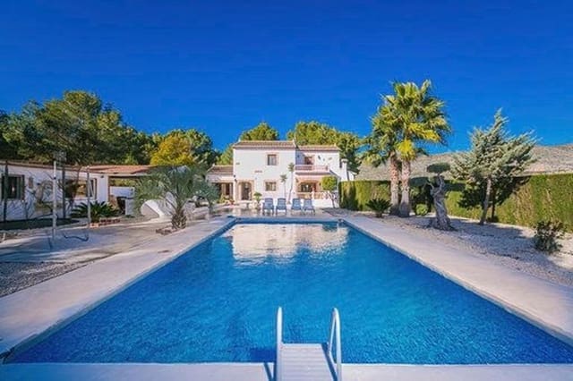 4 soveværelse Villa til salg i Teulada Pueblo, Teulada-Moraira - € 890.000 (Ref: 10040298)