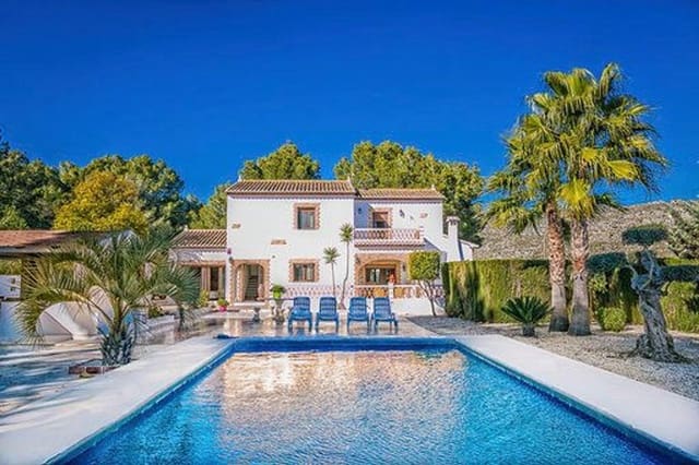 4 soveværelse Villa til salg i Teulada Pueblo, Teulada-Moraira - € 890.000 (Ref: 10040298)