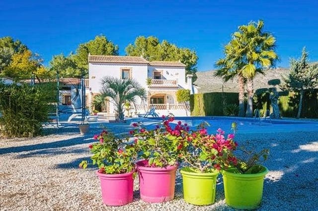 4 soveværelse Villa til salg i Teulada Pueblo, Teulada-Moraira - € 890.000 (Ref: 10040298)