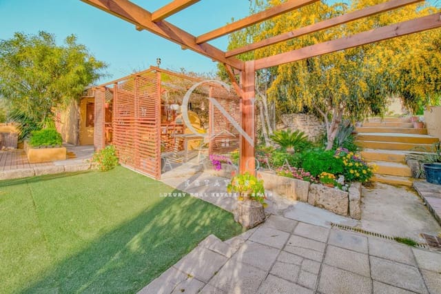 3 soveværelse Villa til salg i Teulada Pueblo, Teulada-Moraira med swimmingpool - € 490.000 (Ref: 9961079)
