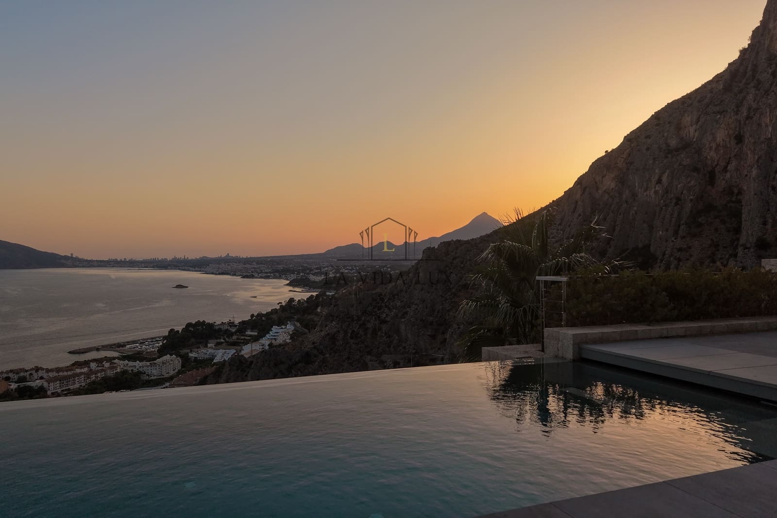 3 bedroom Villa for sale in Altea with pool garage - € 2,695,000 (Ref: 10113402)