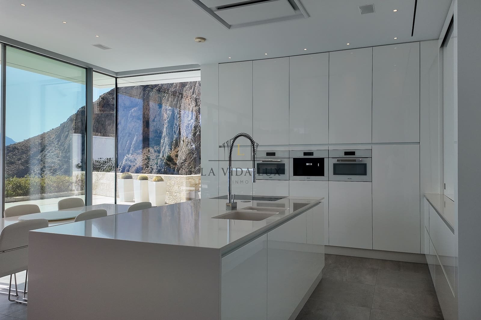 3 bedroom Villa for sale in Altea with pool garage - € 2,695,000 (Ref: 10113402)