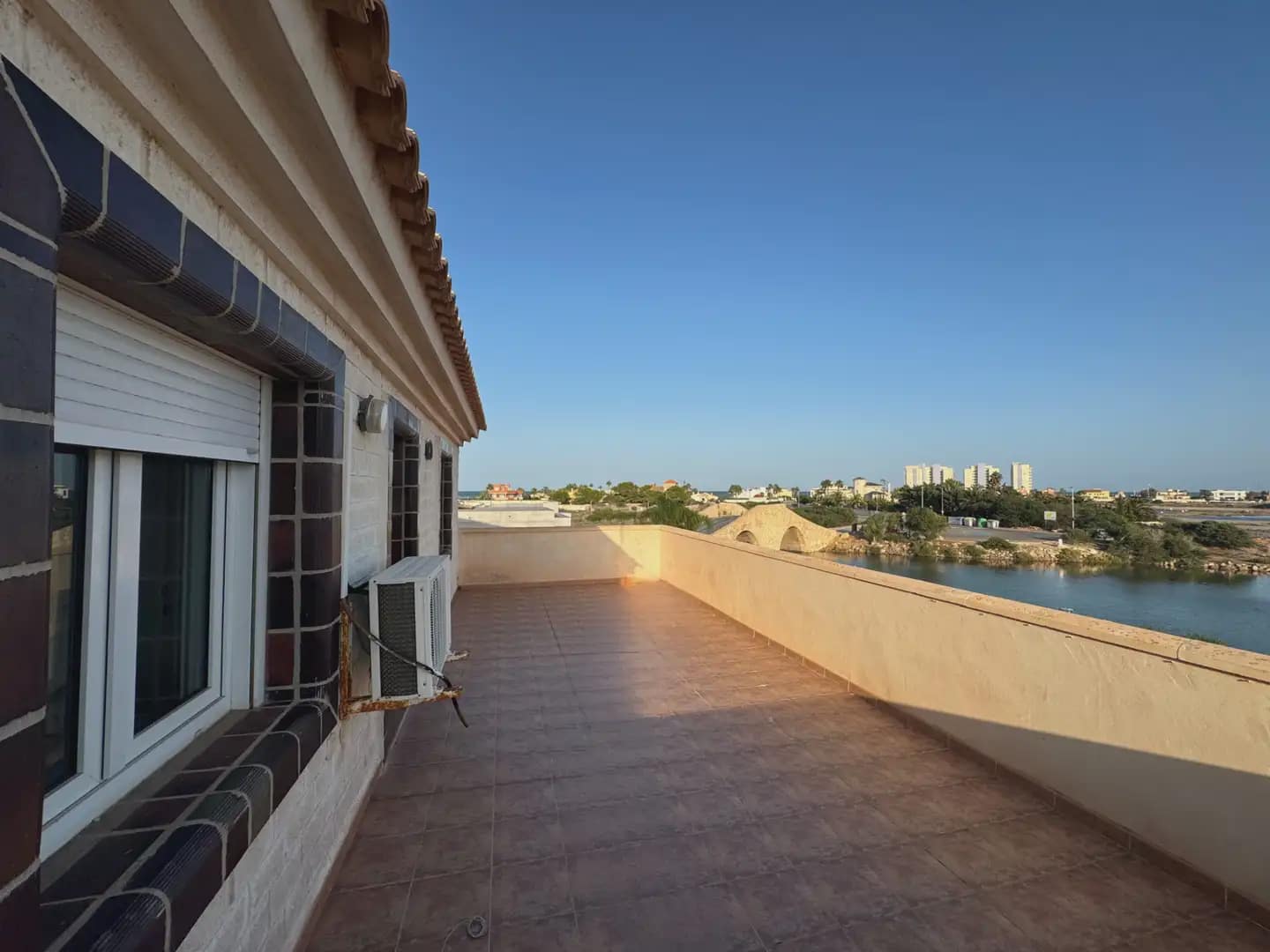 Chalet de 5 habitaciones en La Manga del Mar Menor en venta con garaje - 720.000 € (Ref: 10009483)