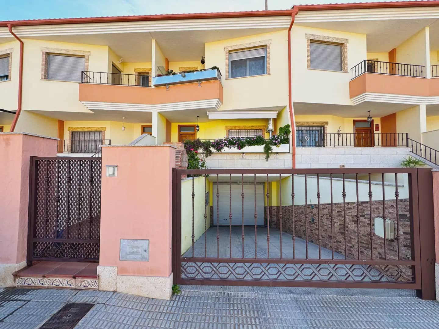 4 bedroom Townhouse for sale in El Mirador with garage - € 270,000 (Ref: 9977604)