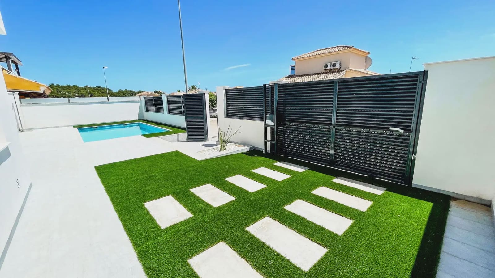 Chalet de 3 habitaciones en Pilar de la Horadada en venta con piscina garaje - 422.500 € (Ref: 9977638)