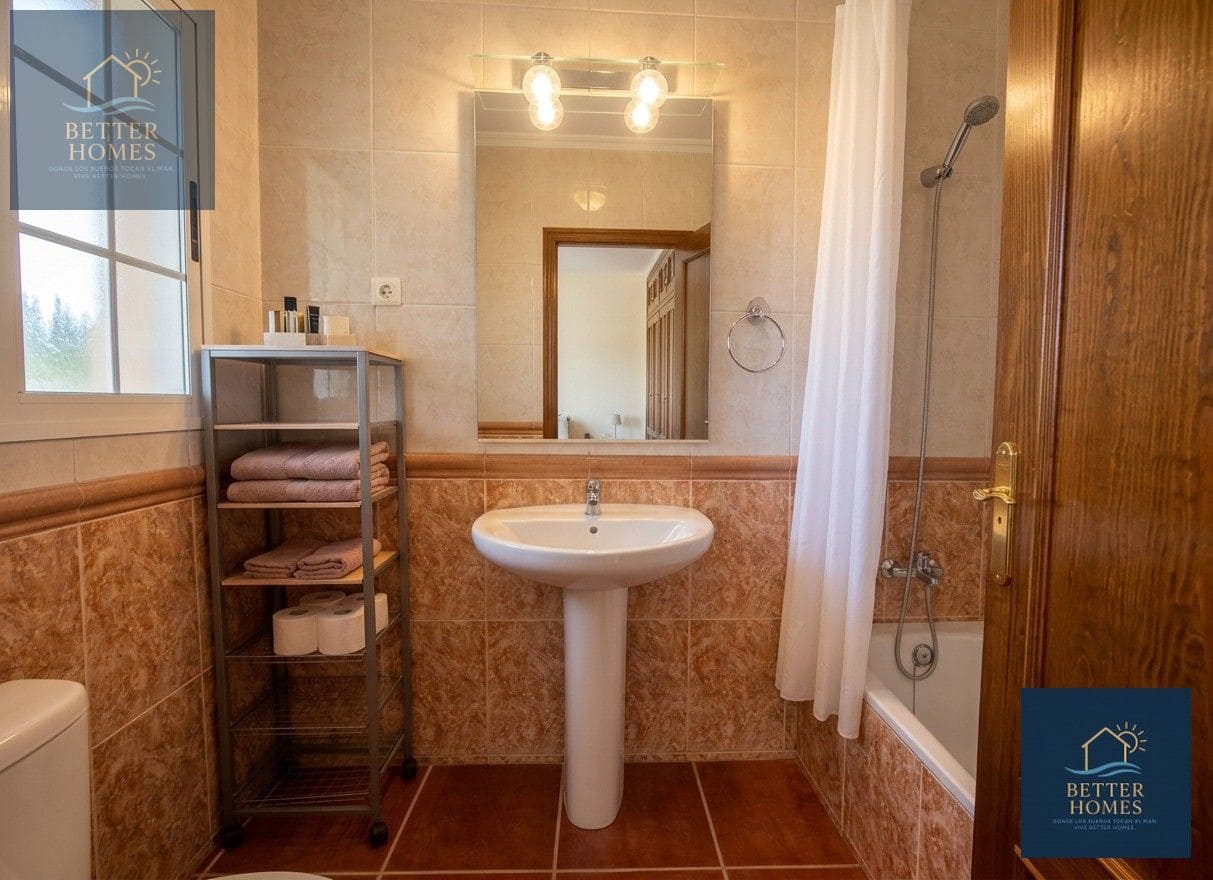 5 bedroom Flat for sale in Alamillo with pool - € 549,900 (Ref: 10009557)