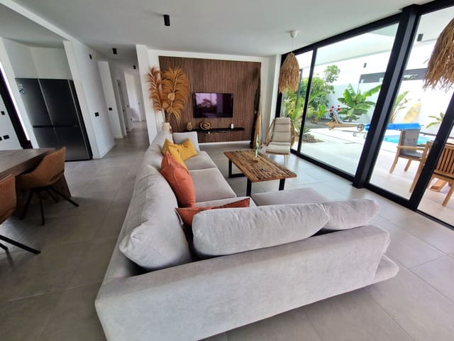 3 sypialnia Willa na sprzedaż w La Oliva z basenem garażem - 649 000 € (Ref: 9974254)