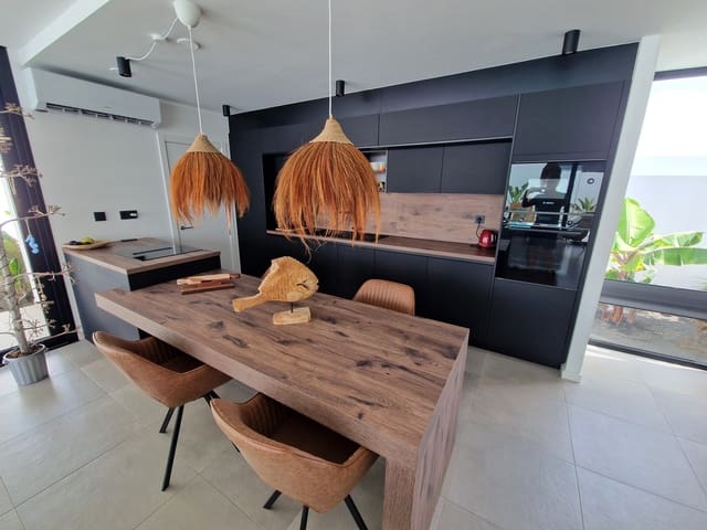 3 sypialnia Willa na sprzedaż w La Oliva z basenem garażem - 649 000 € (Ref: 9974254)