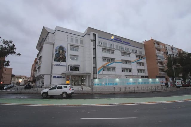 Kommersiell til salgs i Cortes, Madrid by - € 260 000 (Ref: 10007647)