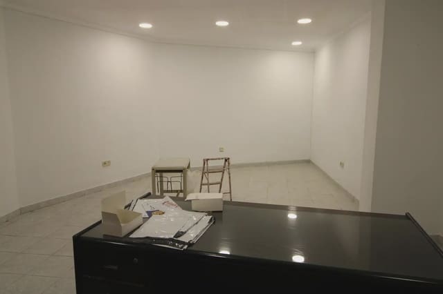 Kommersiell til salgs i Cortes, Madrid by - € 260 000 (Ref: 10007647)