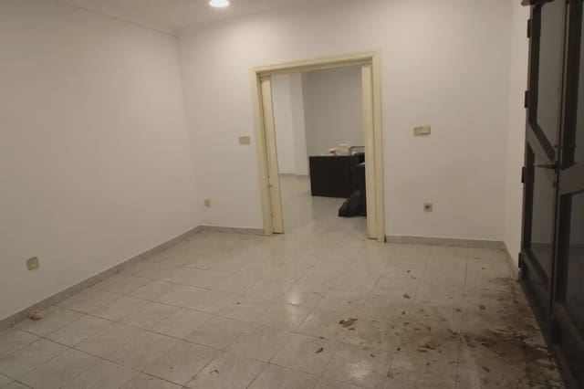 Kommersiell til salgs i Cortes, Madrid by - € 260 000 (Ref: 10007647)