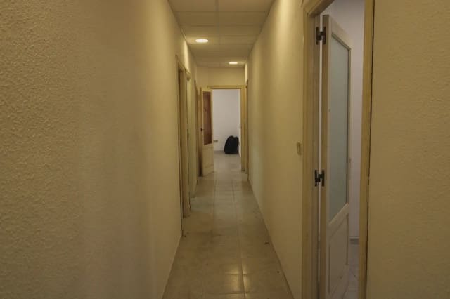 Kommersiell til salgs i Cortes, Madrid by - € 260 000 (Ref: 10007647)
