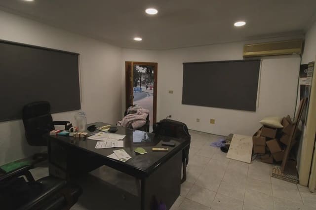 Kommersiell til salgs i Cortes, Madrid by - € 260 000 (Ref: 10007647)