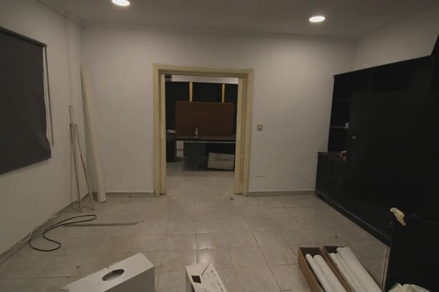Kommersiell til salgs i Cortes, Madrid by - € 260 000 (Ref: 10007647)