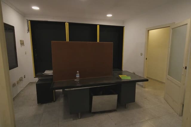 Kommersiell til salgs i Cortes, Madrid by - € 260 000 (Ref: 10007647)