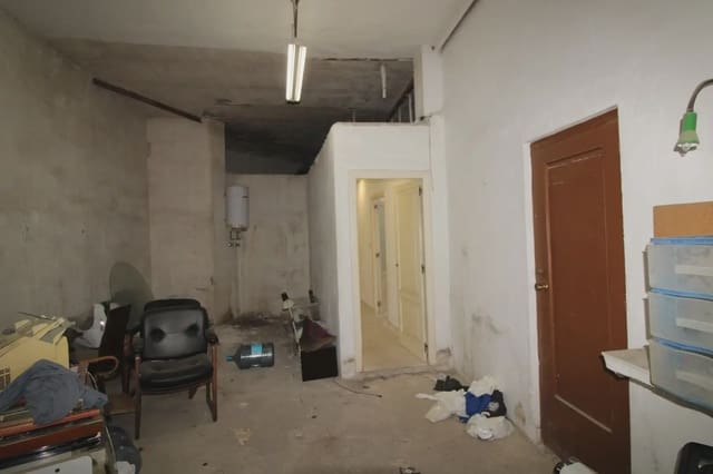 Kommersiell til salgs i Cortes, Madrid by - € 260 000 (Ref: 10007647)