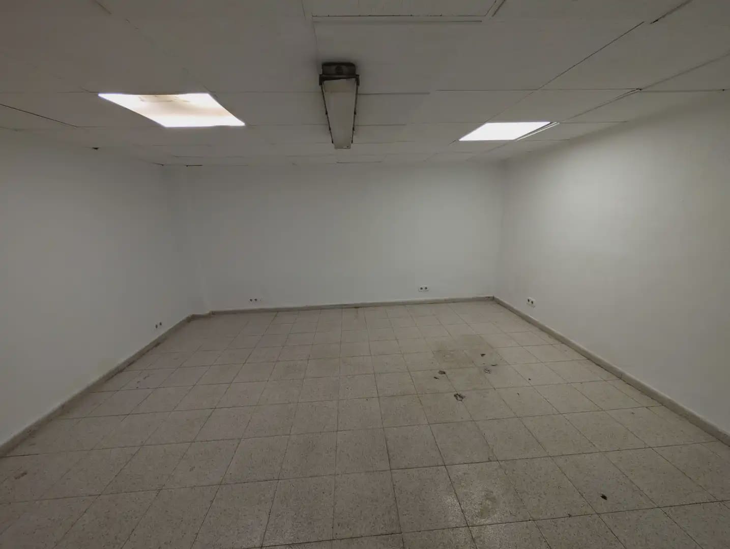Local Commercial à louer à Carthagene - 300 € (Ref: 10009425)