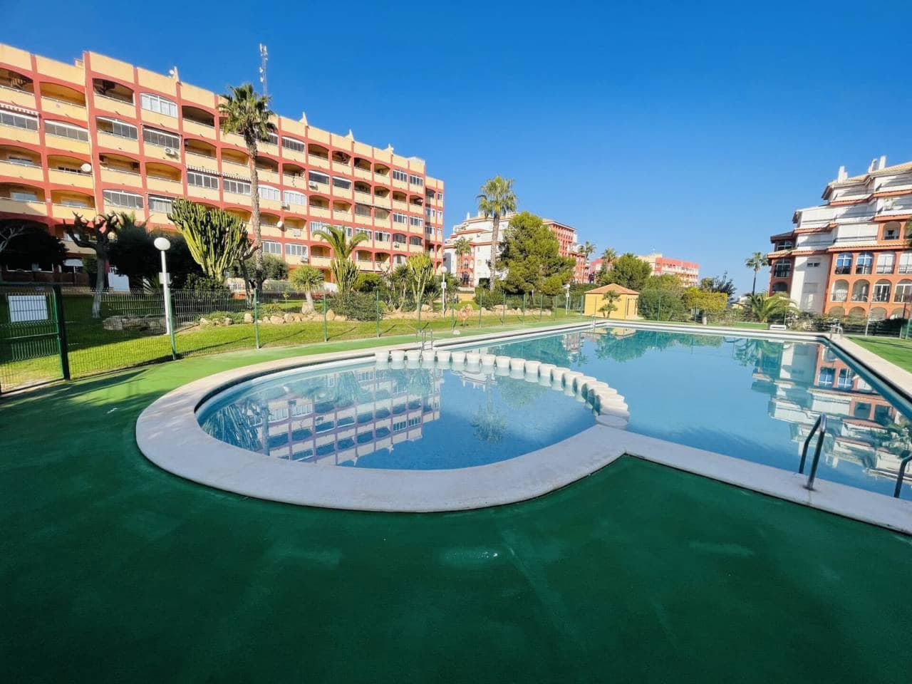 2 soverom Leilighet til salgs i Torrevieja med svømmebasseng garasje - € 136 900 (Ref: 10032269)