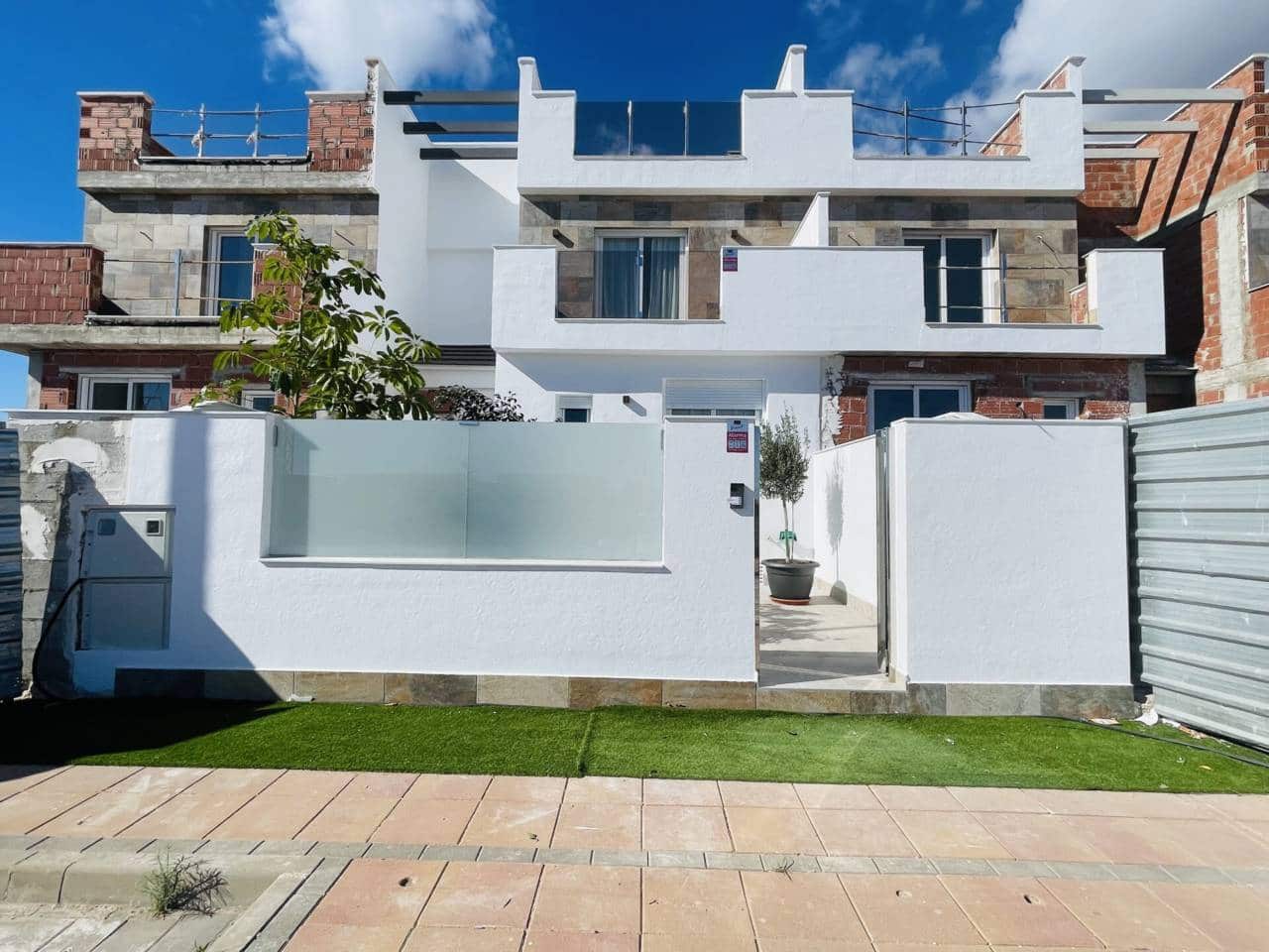 3 slaapkamer Halfvrijstaande villa te koop in Los Alcazares met zwembad garage - € 357.000 (Ref: 10032339)