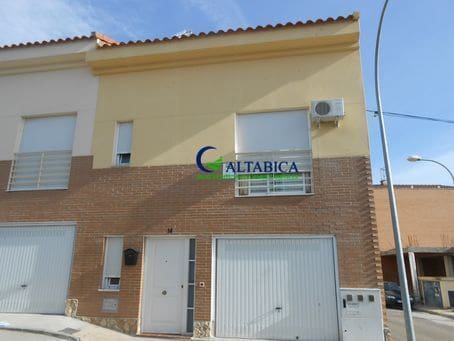 Chalet de 3 habitaciones en Camarena en venta - 99.000 € (Ref: 9980669)