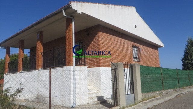 Chalet de 4 habitaciones en Palomeque en venta - 132.500 € (Ref: 9980673)