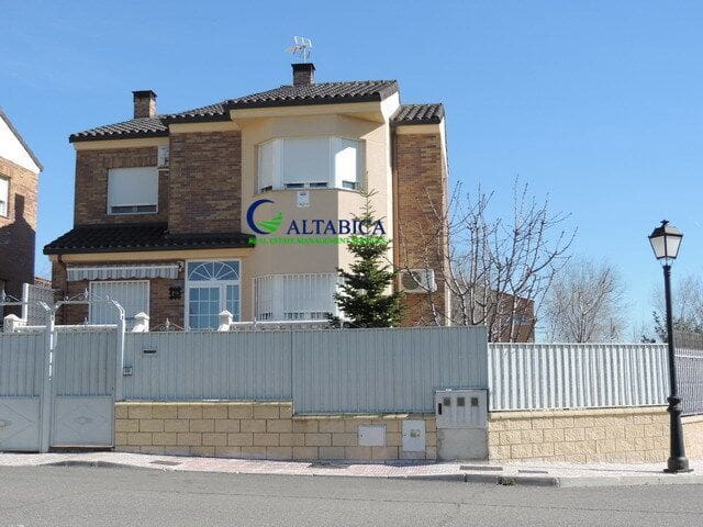 4 chambre Villa/Maison Semi-Mitoyenne à vendre à Ugena - 179 000 € (Ref: 9980680)