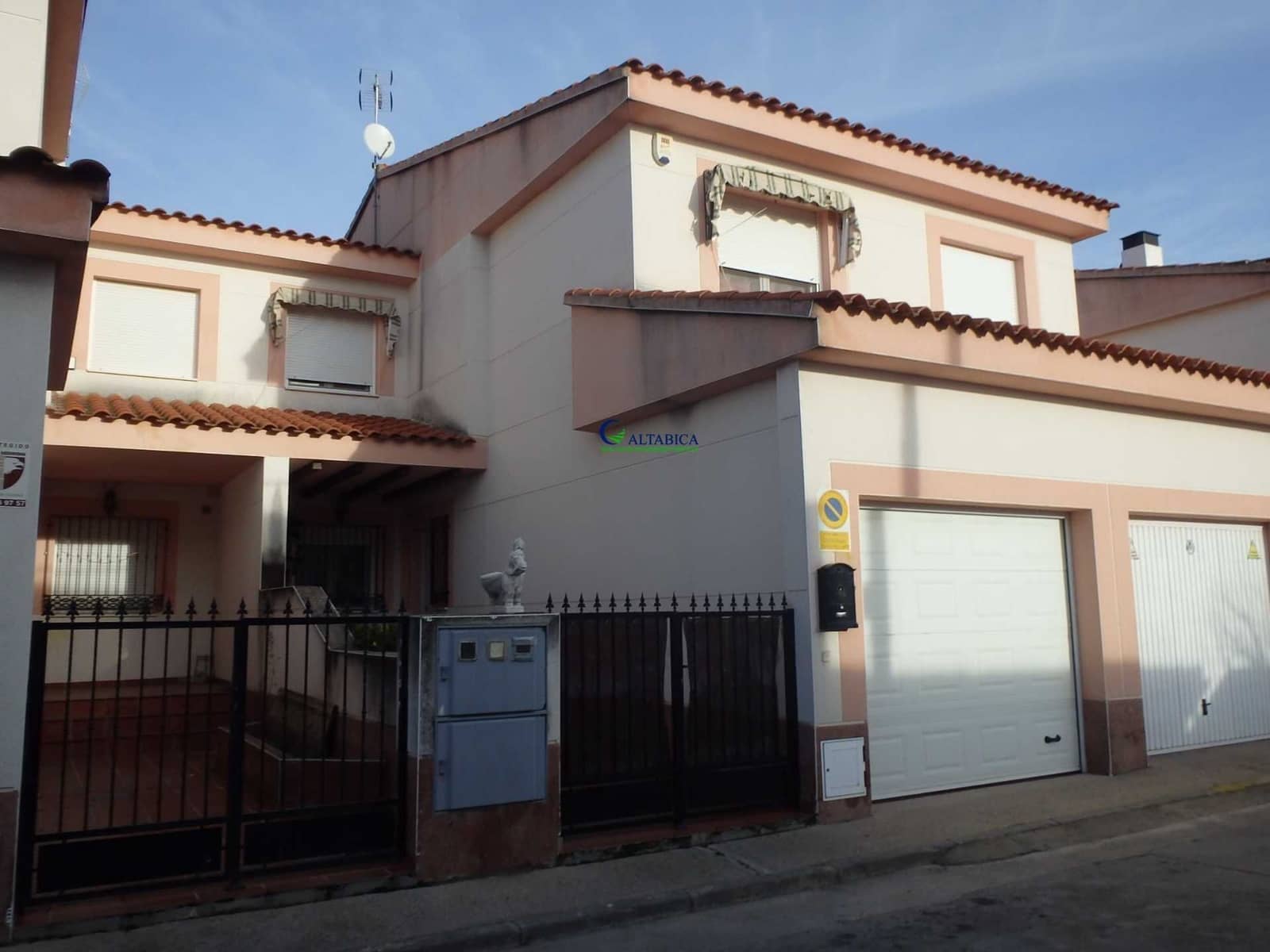 Chalet de 3 habitaciones en Cazalegas en venta - 86.250 € (Ref: 9980683)