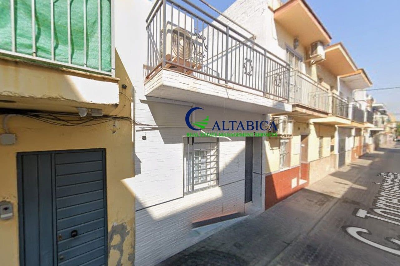 3 bedroom Villa for sale in Seville city - € 63,000 (Ref: 9980692)