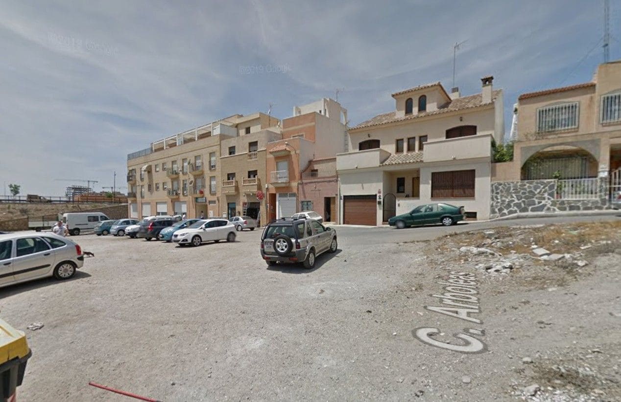3 slaapkamer Flat te koop in Almeria stad - € 85.000 (Ref: 9980696)