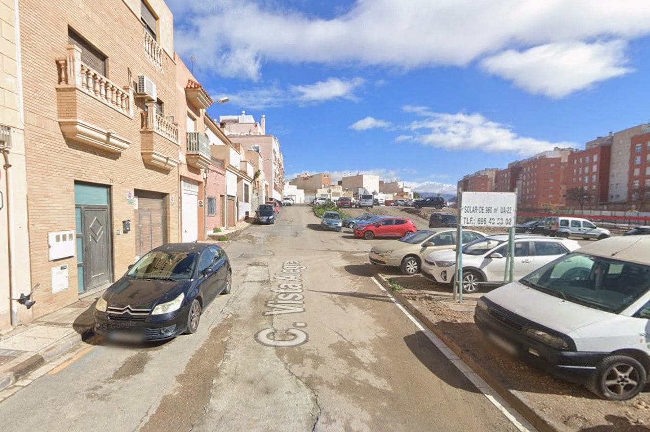 3 slaapkamer Flat te koop in Almeria stad - € 85.000 (Ref: 9980696)