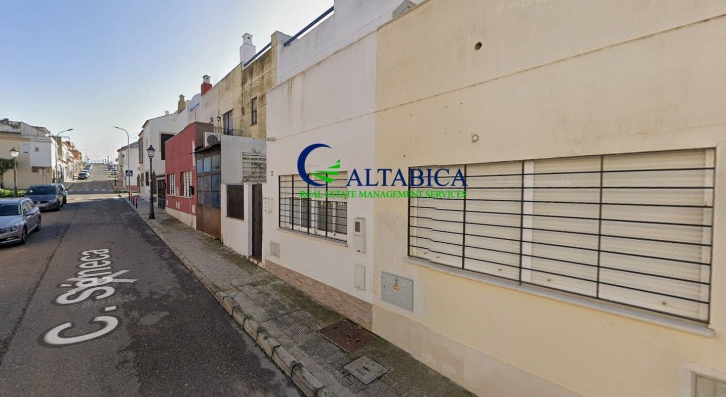 Chalet de 3 habitaciones en La Puebla del Río en venta - 121.000 € (Ref: 9980709)
