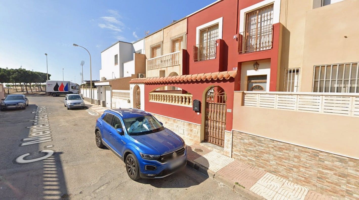 Chalet de 3 habitaciones en Roquetas de Mar en venta - 95.000 € (Ref: 9980803)