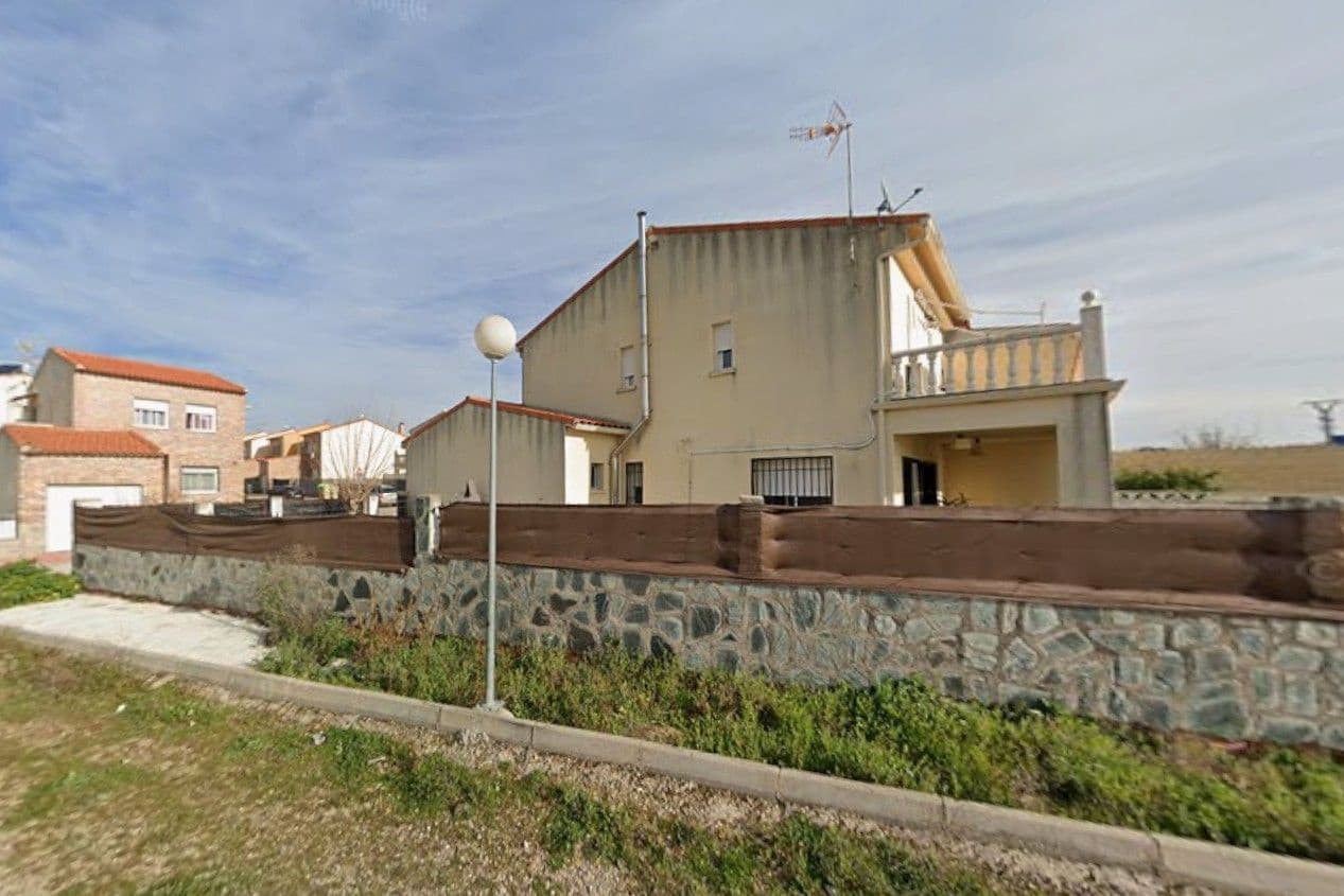 Chalet de 3 habitaciones en El Casar de Escalona en venta - 81.000 € (Ref: 9980814)