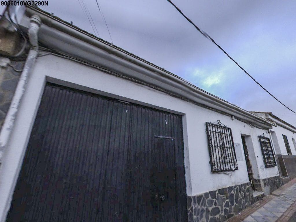 Chalet de 3 habitaciones en Atarfe en venta con garaje - 49.000 € (Ref: 9980833)