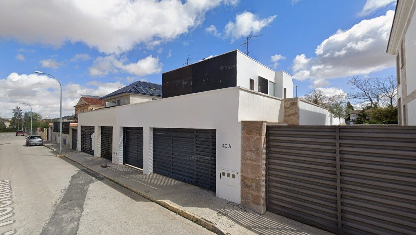 Chalet de 3 habitaciones en Valdepeñas en venta con garaje - 168.800 € (Ref: 9980855)